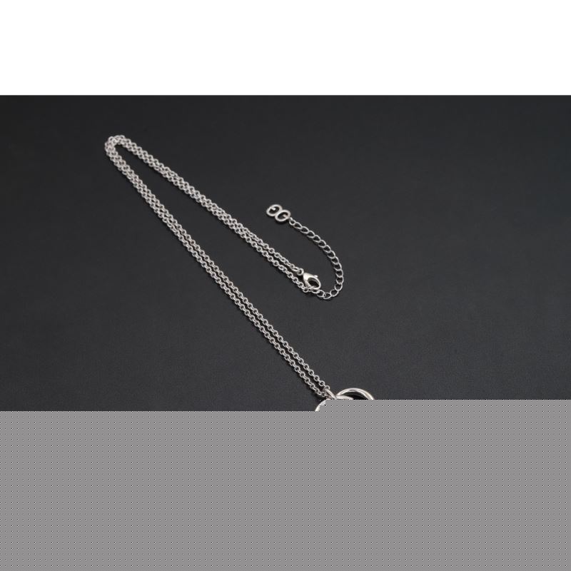 G*u*i necklaces